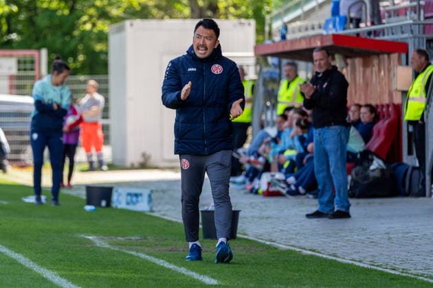 Freisteller, Portrait, Emotion, Geste, Gestik, Klatschen Takashi Yamashita (1. FSV Mainz 05, Cheftrainer), GER, 1. FSV Mainz 05 vs. VfL Bochum, Fussball, 2. Frauen-Bundesliga, 23. Spieltag, Saison 2025 2026, 26.04.2026, DFB REGULATIONS PROHIBIT ANY USE OF PHOTOGRAPHS AS IMAGE SEQUENCES AND OR QUASI-VIDEO, GER, 1. FSV Mainz 05 vs. VfL Bochum, Fussball, 2. Frauen-Bundesliga, 23. Spieltag, Saison 2025 2026, 26.04.2026 Mainz Copyright: xEibner-Pressefoto Jan-NiclasxGrox EP_JGG