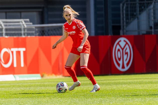 Spielszene, Freisteller Chiara Bouziane (1. FSV Mainz 05, 10) mit Ball sucht eine Anspielstation, GER, 1. FSV Mainz 05 vs. VfL Bochum, Fussball, 2. Frauen-Bundesliga, 23. Spieltag, Saison 2025 2026, 26.04.2026, DFB REGULATIONS PROHIBIT ANY USE OF PHOTOGRAPHS AS IMAGE SEQUENCES AND OR QUASI-VIDEO, GER, 1. FSV Mainz 05 vs. VfL Bochum, Fussball, 2. Frauen-Bundesliga, 23. Spieltag, Saison 2025 2026, 26.04.2026 Mainz Copyright: xEibner-Pressefoto Jan-NiclasxGrox EP_JGG