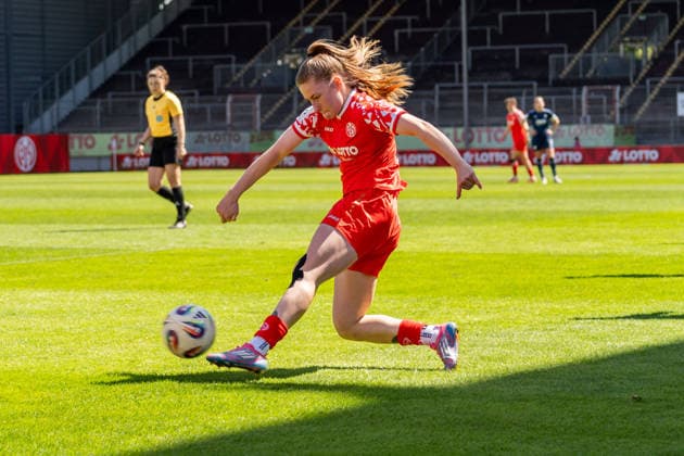 Spielszene, Maja Pageler (1. FSV Mainz 05, 37) spielt den Ball in den gegnerischen Strafraum, GER, 1. FSV Mainz 05 vs. VfL Bochum, Fussball, 2. Frauen-Bundesliga, 23. Spieltag, Saison 2025 2026, 26.04.2026, DFB REGULATIONS PROHIBIT ANY USE OF PHOTOGRAPHS AS IMAGE SEQUENCES AND OR QUASI-VIDEO, GER, 1. FSV Mainz 05 vs. VfL Bochum, Fussball, 2. Frauen-Bundesliga, 23. Spieltag, Saison 2025 2026, 26.04.2026 Mainz Copyright: xEibner-Pressefoto Jan-NiclasxGrox EP_JGG