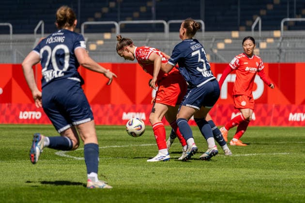 Spielszene, Zweikampf, v.l. Amelie Foelsing (VfL Bochum, 20), Nadine Anstatt (1. FSV Mainz 05, 27), Franziska Wenzel (VfL Bochum, 31), Akari Kurishima (1. FSV Mainz 05, 06), GER, 1. FSV Mainz 05 vs. VfL Bochum, Fussball, 2. Frauen-Bundesliga, 23. Spieltag, Saison 2025 2026, 26.04.2026, DFB REGULATIONS PROHIBIT ANY USE OF PHOTOGRAPHS AS IMAGE SEQUENCES AND OR QUASI-VIDEO, GER, 1. FSV Mainz 05 vs. VfL Bochum, Fussball, 2. Frauen-Bundesliga, 23. Spieltag, Saison 2025 2026, 26.04.2026 Mainz Copyright: xEibner-Pressefoto Jan-NiclasxGrox EP_JGG