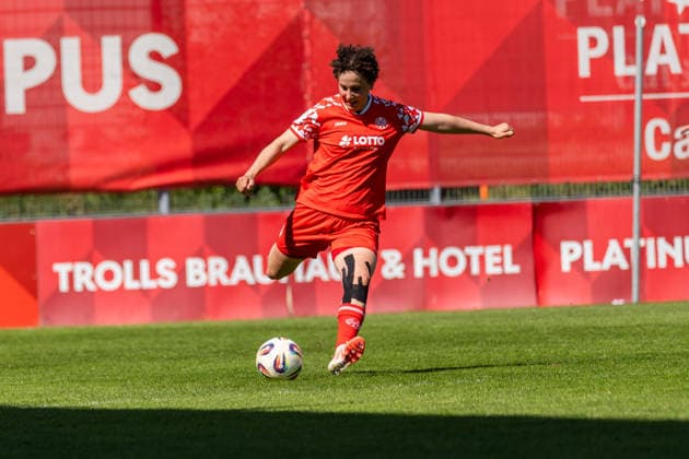 Freisteller, Portrait Anna Donner (1. FSV Mainz 05, 15) schlaegt einen langen Ball, GER, 1. FSV Mainz 05 vs. VfL Bochum, Fussball, 2. Frauen-Bundesliga, 23. Spieltag, Saison 2025 2026, 26.04.2026, DFB REGULATIONS PROHIBIT ANY USE OF PHOTOGRAPHS AS IMAGE SEQUENCES AND OR QUASI-VIDEO, GER, 1. FSV Mainz 05 vs. VfL Bochum, Fussball, 2. Frauen-Bundesliga, 23. Spieltag, Saison 2025 2026, 26.04.2026 Mainz Copyright: xEibner-Pressefoto Jan-NiclasxGrox EP_JGG