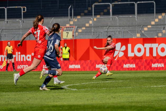 Spielszene, Miriam Sterrer (1. FSV Mainz 05, 03) passt den Ball in Richtung v.l. Marie Voth (1. FSV Mainz 05, 17), Emely Joester (VfL Bochum, 16), GER, 1. FSV Mainz 05 vs. VfL Bochum, Fussball, 2. Frauen-Bundesliga, 23. Spieltag, Saison 2025 2026, 26.04.2026, DFB REGULATIONS PROHIBIT ANY USE OF PHOTOGRAPHS AS IMAGE SEQUENCES AND OR QUASI-VIDEO, GER, 1. FSV Mainz 05 vs. VfL Bochum, Fussball, 2. Frauen-Bundesliga, 23. Spieltag, Saison 2025 2026, 26.04.2026 Mainz Copyright: xEibner-Pressefoto Jan-NiclasxGrox EP_JGG