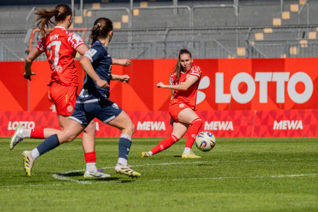 Spielszene, Miriam Sterrer (1. FSV Mainz 05, 03) passt den Ball in Richtung v.l. Marie Voth (1. FSV Mainz 05, 17), Emely Joester (VfL Bochum, 16), GER, 1. FSV Mainz 05 vs. VfL Bochum, Fussball, 2. Frauen-Bundesliga, 23. Spieltag, Saison 2025 2026, 26.04.2026, DFB REGULATIONS PROHIBIT ANY USE OF PHOTOGRAPHS AS IMAGE SEQUENCES AND OR QUASI-VIDEO, GER, 1. FSV Mainz 05 vs. VfL Bochum, Fussball, 2. Frauen-Bundesliga, 23. Spieltag, Saison 2025 2026, 26.04.2026 Mainz Copyright: xEibner-Pressefoto Jan-NiclasxGrox EP_JGG