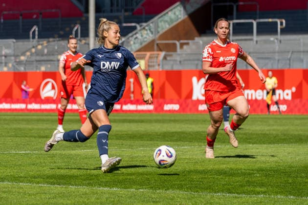 Spielszene, Dribbling Anna Moczarski (VfL Bochum, 10), r. Jana Loeber (1. FSV Mainz 05, 05), GER, 1. FSV Mainz 05 vs. VfL Bochum, Fussball, 2. Frauen-Bundesliga, 23. Spieltag, Saison 2025 2026, 26.04.2026, DFB REGULATIONS PROHIBIT ANY USE OF PHOTOGRAPHS AS IMAGE SEQUENCES AND OR QUASI-VIDEO, GER, 1. FSV Mainz 05 vs. VfL Bochum, Fussball, 2. Frauen-Bundesliga, 23. Spieltag, Saison 2025 2026, 26.04.2026 Mainz Copyright: xEibner-Pressefoto Jan-NiclasxGrox EP_JGG