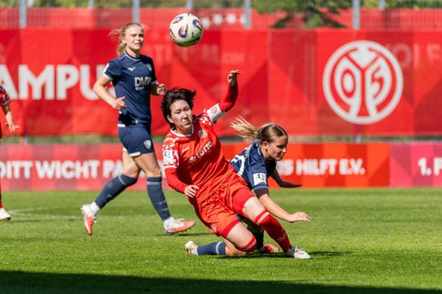 Spielszene, Zweikampf, v.l. Yurina Imai (1. FSV Mainz 05, 14), Lilith Schmidt (VfL Bochum, 30), GER, 1. FSV Mainz 05 vs. VfL Bochum, Fussball, 2. Frauen-Bundesliga, 23. Spieltag, Saison 2025 2026, 26.04.2026, DFB REGULATIONS PROHIBIT ANY USE OF PHOTOGRAPHS AS IMAGE SEQUENCES AND OR QUASI-VIDEO, GER, 1. FSV Mainz 05 vs. VfL Bochum, Fussball, 2. Frauen-Bundesliga, 23. Spieltag, Saison 2025 2026, 26.04.2026 Mainz Copyright: xEibner-Pressefoto Jan-NiclasxGrox EP_JGG