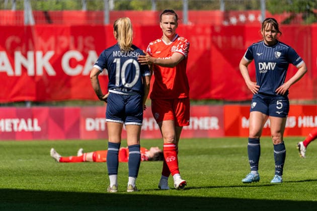 Spielszene, Nadine Anstatt (1. FSV Mainz 05, 27) klatscht Anna Moczarski (VfL Bochum, 10) nach dem Abpfiff ab, GER, 1. FSV Mainz 05 vs. VfL Bochum, Fussball, 2. Frauen-Bundesliga, 23. Spieltag, Saison 2025 2026, 26.04.2026, DFB REGULATIONS PROHIBIT ANY USE OF PHOTOGRAPHS AS IMAGE SEQUENCES AND OR QUASI-VIDEO, GER, 1. FSV Mainz 05 vs. VfL Bochum, Fussball, 2. Frauen-Bundesliga, 23. Spieltag, Saison 2025 2026, 26.04.2026 Mainz Copyright: xEibner-Pressefoto Jan-NiclasxGrox EP_JGG