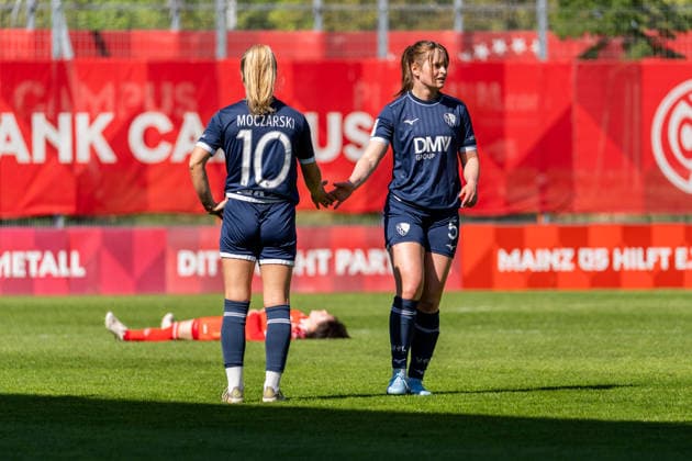 Spielszene, v.l. Anna Moczarski (VfL Bochum, 10), Lilian Huber (VfL Bochum, 05) klatschen sich nach dem Abpfiff ab, GER, 1. FSV Mainz 05 vs. VfL Bochum, Fussball, 2. Frauen-Bundesliga, 23. Spieltag, Saison 2025 2026, 26.04.2026, DFB REGULATIONS PROHIBIT ANY USE OF PHOTOGRAPHS AS IMAGE SEQUENCES AND OR QUASI-VIDEO, GER, 1. FSV Mainz 05 vs. VfL Bochum, Fussball, 2. Frauen-Bundesliga, 23. Spieltag, Saison 2025 2026, 26.04.2026 Mainz Copyright: xEibner-Pressefoto Jan-NiclasxGrox EP_JGG