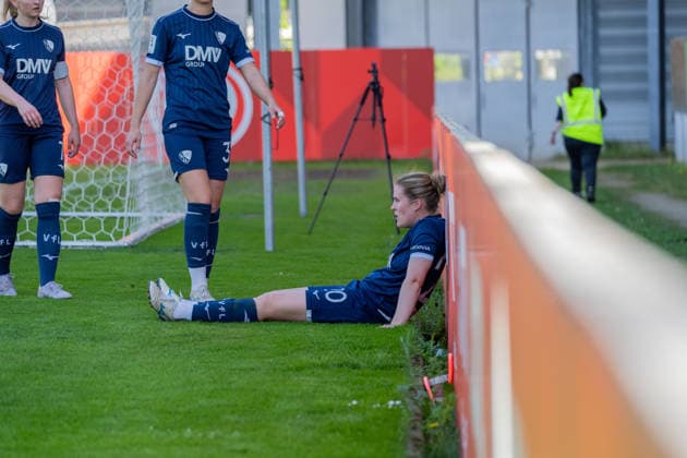 Freisteller Amelie Foelsing (VfL Bochum, 20) sitzt nach dem Spielende an einer Bande, GER, 1. FSV Mainz 05 vs. VfL Bochum, Fussball, 2. Frauen-Bundesliga, 23. Spieltag, Saison 2025 2026, 26.04.2026, DFB REGULATIONS PROHIBIT ANY USE OF PHOTOGRAPHS AS IMAGE SEQUENCES AND OR QUASI-VIDEO, GER, 1. FSV Mainz 05 vs. VfL Bochum, Fussball, 2. Frauen-Bundesliga, 23. Spieltag, Saison 2025 2026, 26.04.2026 Mainz Copyright: xEibner-Pressefoto Jan-NiclasxGrox EP_JGG