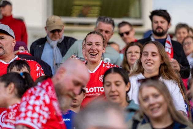 Freisteller, Portrait Johanna Berg (1. FSV Mainz 05, 09) feiert den Sieg mit den Fans auf der Tribuene, GER, 1. FSV Mainz 05 vs. VfL Bochum, Fussball, 2. Frauen-Bundesliga, 23. Spieltag, Saison 2025 2026, 26.04.2026, DFB REGULATIONS PROHIBIT ANY USE OF PHOTOGRAPHS AS IMAGE SEQUENCES AND OR QUASI-VIDEO, GER, 1. FSV Mainz 05 vs. VfL Bochum, Fussball, 2. Frauen-Bundesliga, 23. Spieltag, Saison 2025 2026, 26.04.2026 Mainz Copyright: xEibner-Pressefoto Jan-NiclasxGrox EP_JGG