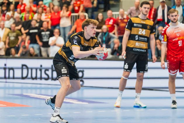 Louis Bensch (HC Elbflorenz 2006, 03) beim entscheidenen Freiwurf, Lauro Pichiri (HC Elbflorenz 2006, 24), Alexander Schoss (TuSEM Essen, 91) TuSEM Essen vs. HC Elbflorenz Dresden, Handball, 2.HBL, 29.Spieltag, Saison 2025 26, 26.04.2026, TuSEM Essen vs. HC Elbflorenz Dresden, Handball, 2.HBL, 29.Spieltag, Saison 2025 26, 26.04.2026 Essen Copyright: xEibner-Pressefoto LukasxBaldygax EP_LBA