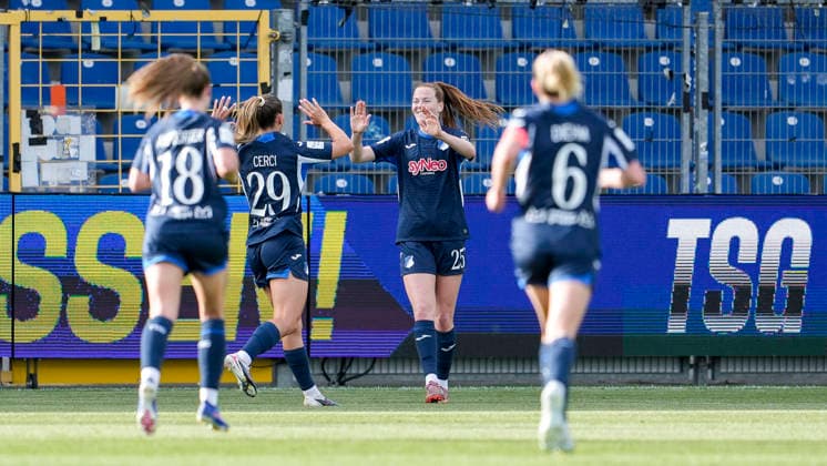 v.li.: Valesca Ampoorter (TSG, 18), Selina Cerci (TSG, 29), Torschützin Nikee van Dijk (TSG, 25), Vanessa Diehm (TSG, 6), Spielerinnen der TSG 1899 Hoffenheim, jubeln über das Tor zum 3:1, Jubel, Torjubel, Torerfolg, celebrate the goal, goal, celebration, jubelt ueber das Tor, Freuen, Freude, freut sich, optimistisch, positiv, Spielszene, Highlight, Action, Aktion, 27.04.2026, Sinsheim (Hoffenheim) (Deutschland), Fussball, Google Pixel Frauen-Bundesliga, TSG 1899 Hoffenheim - 1. FC Köln, DFB DFL REGULATIONS PROHIBIT ANY USE OF PHOTOGRAPHS AS IMAGE SEQUENCES AND OR QUASI-VIDEO.