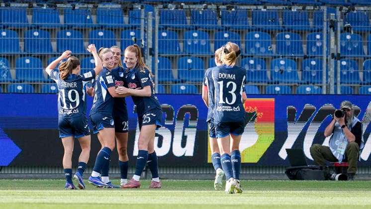 Spielerinnen der TSG 1899 Hoffenheim, jubeln über das Tor zum 3:1, Jubel, Torjubel, Torerfolg, celebrate the goal, goal, celebration, jubelt ueber das Tor, Freuen, Freude, freut sich, optimistisch, positiv, Spielszene, Highlight, Action, Aktion, 27.04.2026, Sinsheim (Hoffenheim) (Deutschland), Fussball, Google Pixel Frauen-Bundesliga, TSG 1899 Hoffenheim - 1. FC Köln, DFB DFL REGULATIONS PROHIBIT ANY USE OF PHOTOGRAPHS AS IMAGE SEQUENCES AND OR QUASI-VIDEO.