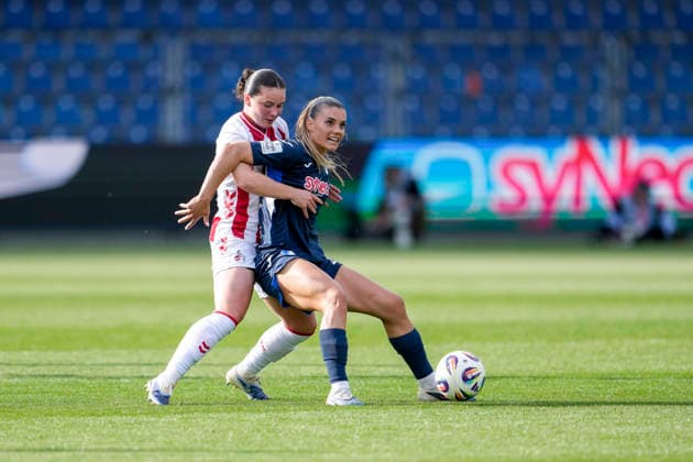 v.li.: Amelie Bohnen (Köln, 15), Selina Cerci (TSG, 29), Zweikampf, Spielszene, Duell, duel, tackle, tackling, Dynamik, Action, Aktion, 27.04.2026, Sinsheim (Hoffenheim) (Deutschland), Fussball, Google Pixel Frauen-Bundesliga, TSG 1899 Hoffenheim - 1. FC Köln, DFB DFL REGULATIONS PROHIBIT ANY USE OF PHOTOGRAPHS AS IMAGE SEQUENCES AND OR QUASI-VIDEO.