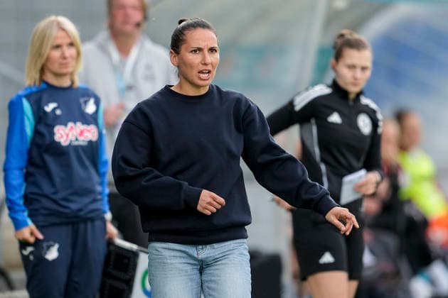 Eva-Maria Virsinger (Cheftrainerin, Trainerin, TSG), gibt Anweisungen, gestikuliert, mit den Armen gestikulieren, Einzelbild, Einzelfoto, Aktion, Action, 27.04.2026, Sinsheim (Hoffenheim) (Deutschland), Fussball, Google Pixel Frauen-Bundesliga, TSG 1899 Hoffenheim - 1. FC Köln, DFB DFL REGULATIONS PROHIBIT ANY USE OF PHOTOGRAPHS AS IMAGE SEQUENCES AND OR QUASI-VIDEO.