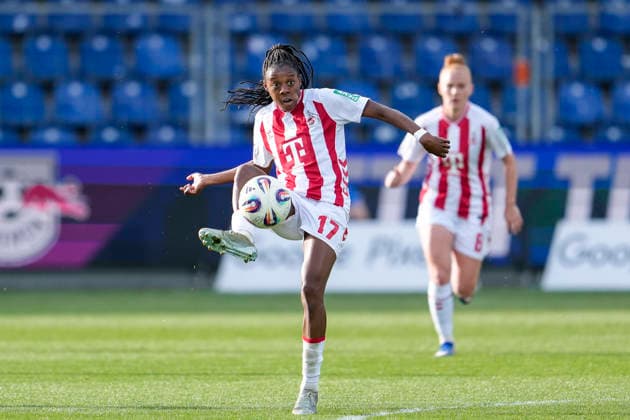 Lydia Andrade (Köln, 17), am Ball, Freisteller, Ganzkörper, Einzelbild, Einzelfoto, Aktion, Action, 27.04.2026, Sinsheim (Hoffenheim) (Deutschland), Fussball, Google Pixel Frauen-Bundesliga, TSG 1899 Hoffenheim - 1. FC Köln, DFB DFL REGULATIONS PROHIBIT ANY USE OF PHOTOGRAPHS AS IMAGE SEQUENCES AND OR QUASI-VIDEO.
