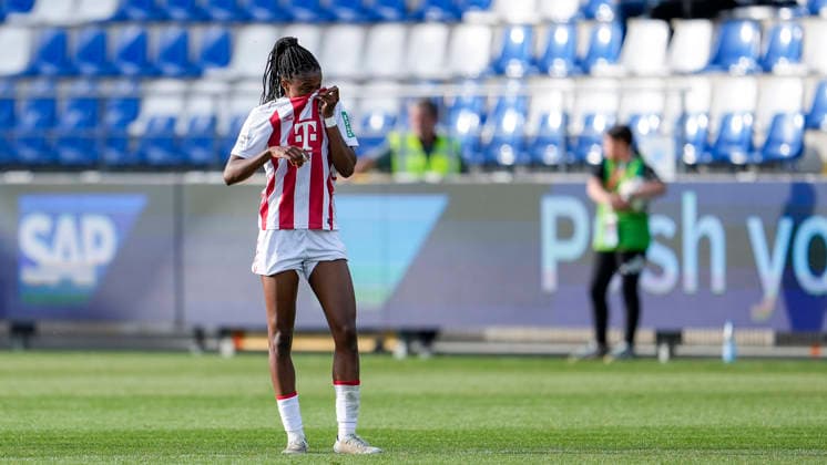 Lydia Andrade (Köln, 17), Spielerin, Spielerinnen des 1. FC Köln, enttäuscht schauend, Enttäuschung, Frustration, disappointed, pessimistisch, nach dem Gegentor zum 4:1, Action, Aktion, Spielszene, 27.04.2026, Sinsheim (Hoffenheim) (Deutschland), Fussball, Google Pixel Frauen-Bundesliga, TSG 1899 Hoffenheim - 1. FC Köln, DFB DFL REGULATIONS PROHIBIT ANY USE OF PHOTOGRAPHS AS IMAGE SEQUENCES AND OR QUASI-VIDEO.