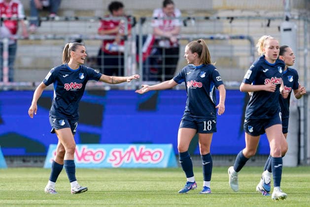 v.li.: Torschützin Selina Cerci (TSG, 29), Valesca Ampoorter (TSG, 18), Vanessa Diehm (TSG, 6), Jill Janssens (TSG, 9), Spielerinnen der TSG 1899 Hoffenheim, jubeln über das Tor zum 2:0, Jubel, Torjubel, Torerfolg, celebrate the goal, goal, celebration, jubelt ueber das Tor, Freuen, Freude, freut sich, optimistisch, positiv, Spielszene, Highlight, Action, Aktion, 27.04.2026, Sinsheim (Hoffenheim) (Deutschland), Fussball, Google Pixel Frauen-Bundesliga, TSG 1899 Hoffenheim - 1. FC Köln, DFB DFL REGULATIONS PROHIBIT ANY USE OF PHOTOGRAPHS AS IMAGE SEQUENCES AND OR QUASI-VIDEO.