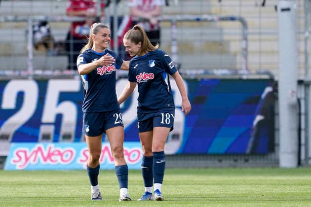 v.li.: Torschützin Selina Cerci (TSG, 29), Valesca Ampoorter (TSG, 18), Spielerinnen der TSG 1899 Hoffenheim, jubeln über das Tor zum 2:0, Jubel, Torjubel, Torerfolg, celebrate the goal, goal, celebration, jubelt ueber das Tor, Freuen, Freude, freut sich, optimistisch, positiv, Spielszene, Highlight, Action, Aktion, 27.04.2026, Sinsheim (Hoffenheim) (Deutschland), Fussball, Google Pixel Frauen-Bundesliga, TSG 1899 Hoffenheim - 1. FC Köln, DFB DFL REGULATIONS PROHIBIT ANY USE OF PHOTOGRAPHS AS IMAGE SEQUENCES AND OR QUASI-VIDEO.