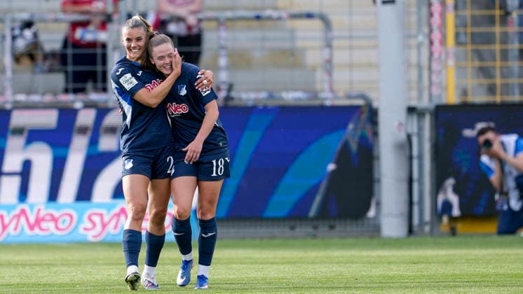 v.li.: Torschützin Selina Cerci (TSG, 29), Valesca Ampoorter (TSG, 18), Spielerinnen der TSG 1899 Hoffenheim, jubeln über das Tor zum 2:0, Jubel, Torjubel, Torerfolg, celebrate the goal, goal, celebration, jubelt ueber das Tor, Freuen, Freude, freut sich, optimistisch, positiv, Spielszene, Highlight, Action, Aktion, 27.04.2026, Sinsheim (Hoffenheim) (Deutschland), Fussball, Google Pixel Frauen-Bundesliga, TSG 1899 Hoffenheim - 1. FC Köln, DFB DFL REGULATIONS PROHIBIT ANY USE OF PHOTOGRAPHS AS IMAGE SEQUENCES AND OR QUASI-VIDEO.