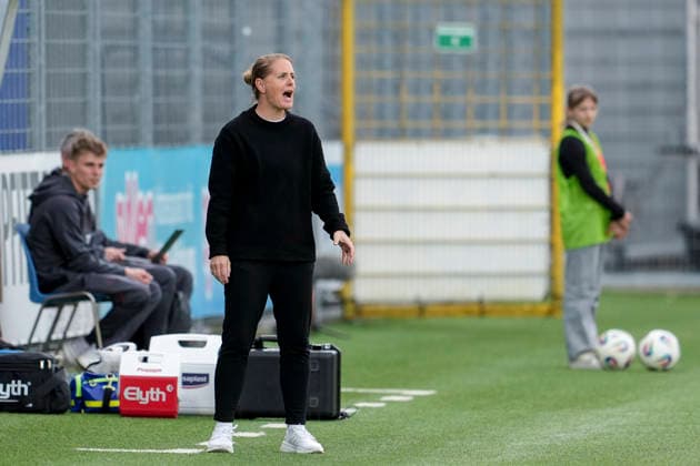 Britta Carlson (Trainerin, Cheftrainerin, 1. FC Köln), gibt Anweisungen, gestikuliert, mit den Armen gestikulieren, Freisteller, Ganzkörper, Einzelbild, Einzelfoto, Aktion, Action,ist wütend, ruft, schreit, schreien, schreiend, 27.04.2026, Sinsheim (Hoffenheim) (Deutschland), Fussball, Google Pixel Frauen-Bundesliga, TSG 1899 Hoffenheim - 1. FC Köln, DFB DFL REGULATIONS PROHIBIT ANY USE OF PHOTOGRAPHS AS IMAGE SEQUENCES AND OR QUASI-VIDEO.