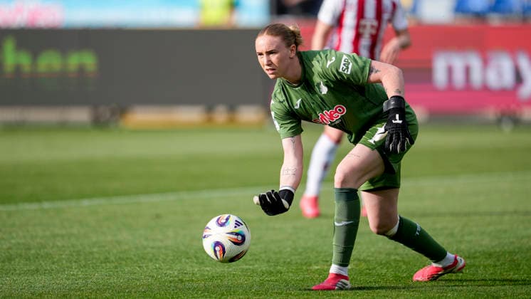 Laura Johanna Dick (Torwart, Torhüterin, TSG, 1), am Ball, Freisteller, Ganzkörper, Einzelbild, Einzelfoto, Aktion, Action, 27.04.2026, Sinsheim (Hoffenheim) (Deutschland), Fussball, Google Pixel Frauen-Bundesliga, TSG 1899 Hoffenheim - 1. FC Köln, DFB DFL REGULATIONS PROHIBIT ANY USE OF PHOTOGRAPHS AS IMAGE SEQUENCES AND OR QUASI-VIDEO.