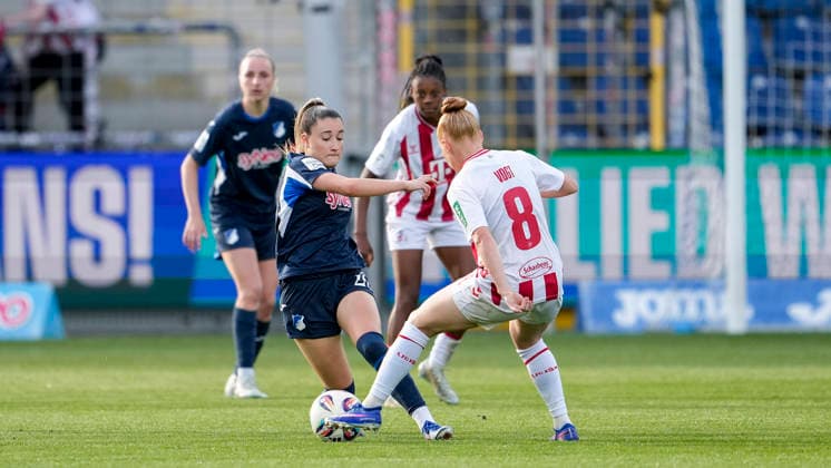 v.li.: Janna Grimm (TSG, 26), Laura Vogt (Köln, 8), Zweikampf, Spielszene, Duell, duel, tackle, tackling, Dynamik, Action, Aktion, 27.04.2026, Sinsheim (Hoffenheim) (Deutschland), Fussball, Google Pixel Frauen-Bundesliga, TSG 1899 Hoffenheim - 1. FC Köln, DFB DFL REGULATIONS PROHIBIT ANY USE OF PHOTOGRAPHS AS IMAGE SEQUENCES AND OR QUASI-VIDEO.