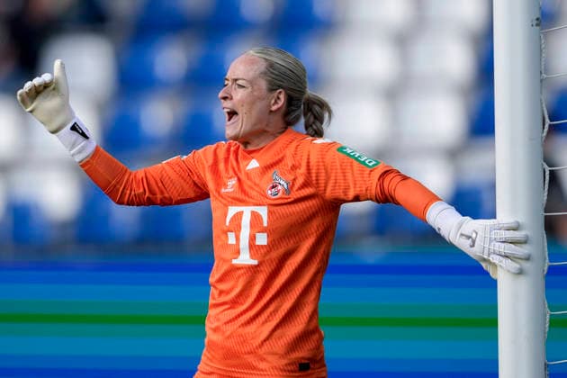 Lisa Schmitz (Torwart, Torhüterin, Köln, 1), gibt Anweisungen, gestikuliert, mit den Armen gestikulieren, Einzelbild, Einzelfoto, Aktion, Action, 27.04.2026, Sinsheim (Hoffenheim) (Deutschland), Fussball, Google Pixel Frauen-Bundesliga, TSG 1899 Hoffenheim - 1. FC Köln, DFB DFL REGULATIONS PROHIBIT ANY USE OF PHOTOGRAPHS AS IMAGE SEQUENCES AND OR QUASI-VIDEO.