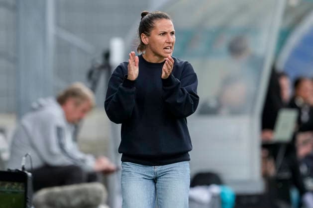 Eva-Maria Virsinger (Cheftrainerin, Trainerin, TSG), gibt Anweisungen, gestikuliert, mit den Armen gestikulieren, Einzelbild, Einzelfoto, Aktion, Action, 27.04.2026, Sinsheim (Hoffenheim) (Deutschland), Fussball, Google Pixel Frauen-Bundesliga, TSG 1899 Hoffenheim - 1. FC Köln, DFB DFL REGULATIONS PROHIBIT ANY USE OF PHOTOGRAPHS AS IMAGE SEQUENCES AND OR QUASI-VIDEO.