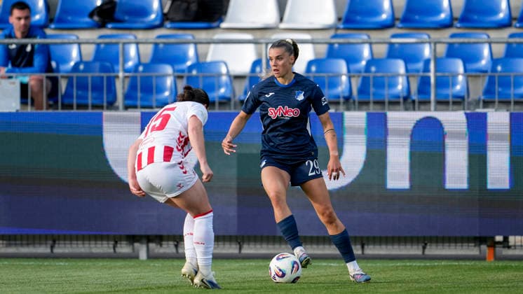 v.li.: Amelie Bohnen (Köln, 15), Selina Cerci (TSG, 29), Zweikampf, Spielszene, Duell, duel, tackle, tackling, Dynamik, Action, Aktion, 27.04.2026, Sinsheim (Hoffenheim) (Deutschland), Fussball, Google Pixel Frauen-Bundesliga, TSG 1899 Hoffenheim - 1. FC Köln, DFB DFL REGULATIONS PROHIBIT ANY USE OF PHOTOGRAPHS AS IMAGE SEQUENCES AND OR QUASI-VIDEO.