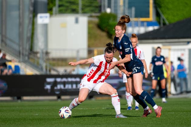 TSG Hoffenheim vs 1. FC Köln, Fussball Frauen Bundesliga, 23. Spieltag 27.04.2026, Dietmar-Hopp-Stadion, Hoffenheim, TSG Hoffenheim vs 1. FC Köln, Fussball Frauen Bundesliga, 23. Spieltag, im Bild Nikee Diana van Dijk (TSG Hoffenheim, 25) im Zweikampf mit Marina Hegering (FC Köln, 33),