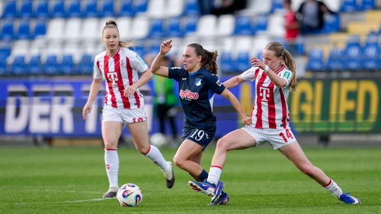 v.li.: Weronika Zawistowska (Köln, 10), Marie Steiner (TSG, 19), Carlotta Imping (Köln, 14), Zweikampf, Spielszene, Duell, duel, tackle, tackling, Dynamik, Action, Aktion, 27.04.2026, Sinsheim (Hoffenheim) (Deutschland), Fussball, Google Pixel Frauen-Bundesliga, TSG 1899 Hoffenheim - 1. FC Köln, DFB DFL REGULATIONS PROHIBIT ANY USE OF PHOTOGRAPHS AS IMAGE SEQUENCES AND OR QUASI-VIDEO.