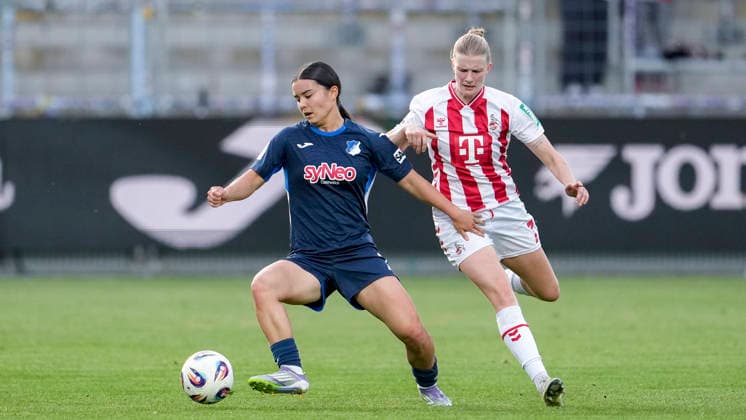 v.li.: Naomi Luyet (TSG, 7), Anna-Lena Stolze (Köln, 7), Zweikampf, Spielszene, Duell, duel, tackle, tackling, Dynamik, Action, Aktion, 27.04.2026, Sinsheim (Hoffenheim) (Deutschland), Fussball, Google Pixel Frauen-Bundesliga, TSG 1899 Hoffenheim - 1. FC Köln, DFB DFL REGULATIONS PROHIBIT ANY USE OF PHOTOGRAPHS AS IMAGE SEQUENCES AND OR QUASI-VIDEO.