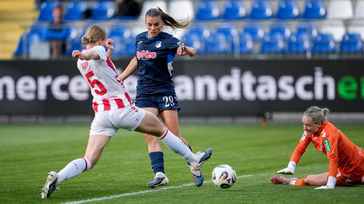 v.li.: Celina Degen (Köln, 5), Torschützin Selina Cerci (TSG, 29) umkurvt Lisa Schmitz (Torwart, Torhüterin, Köln, 1) und erzielt das Tor zum 5:2, Treffer, Torerfolg, Highlight, Action, Aktion, Spielszene, 27.04.2026, Sinsheim (Hoffenheim) (Deutschland), Fussball, Google Pixel Frauen-Bundesliga, TSG 1899 Hoffenheim - 1. FC Köln, DFB DFL REGULATIONS PROHIBIT ANY USE OF PHOTOGRAPHS AS IMAGE SEQUENCES AND OR QUASI-VIDEO.