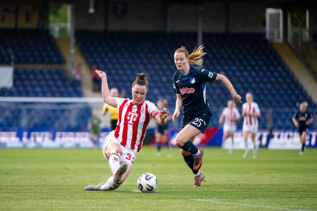 TSG Hoffenheim vs 1. FC Köln, Fussball Frauen Bundesliga, 23. Spieltag 27.04.2026, Dietmar-Hopp-Stadion, Hoffenheim, TSG Hoffenheim vs 1. FC Köln, Fussball Frauen Bundesliga, 23. Spieltag, im Bild Marina Hegering (FC Köln, 33) im Zweikampf mit Nikee Diana van Dijk (TSG Hoffenheim, 25),