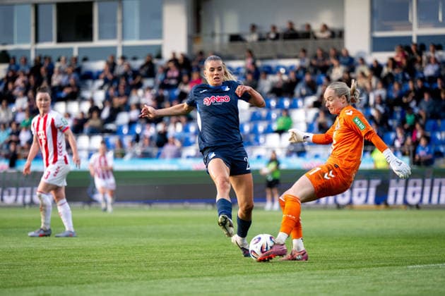 TSG Hoffenheim vs 1. FC Köln, Fussball Frauen Bundesliga, 23. Spieltag 27.04.2026, Dietmar-Hopp-Stadion, Hoffenheim, TSG Hoffenheim vs 1. FC Köln, Fussball Frauen Bundesliga, 23. Spieltag, im Bild Selina Cerci (TSG Hoffenheim, 29) im Zweikampf mit Lisa Schmitz (FC Köln, 01),