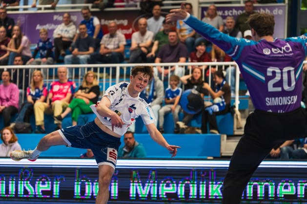 Marvin Siemer (1.VFL Potsdam, 03) wirft an Christian Simonsen (TSV Bayer Dormagen, 20) vorbei TSV Dormagen vs. 1.VFL Potsdam, Handball, 2.HBL, 29.Spieltag, Saison 2025 26, 27.04.2026, TSV Dormagen vs. 1.VFL Potsdam, Handball, 2.HBL, 29.Spieltag, Saison 2025 26, 27.04.2026 Dormagen Copyright: xEibner-Pressefoto LukasxBaldygax EP_LBA