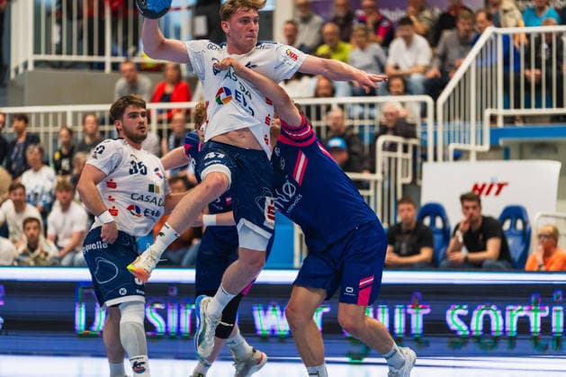 Nicholas Schley (1.VFL Potsdam, 35), Dustin Kraus (1.VFL Potsdam, 47) wird von Krischa Leis (TSV Bayer Dormagen, 07) beim Wurf gehalten TSV Dormagen vs. 1.VFL Potsdam, Handball, 2.HBL, 29.Spieltag, Saison 2025 26, 27.04.2026, TSV Dormagen vs. 1.VFL Potsdam, Handball, 2.HBL, 29.Spieltag, Saison 2025 26, 27.04.2026 Dormagen Copyright: xEibner-Pressefoto LukasxBaldygax EP_LBA