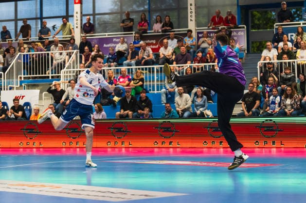 03vpor beim Wurf gegen Louis Oberosler (TSV Bayer Dormagen, 01) TSV Dormagen vs. 1.VFL Potsdam, Handball, 2.HBL, 29.Spieltag, Saison 2025 26, 27.04.2026, TSV Dormagen vs. 1.VFL Potsdam, Handball, 2.HBL, 29.Spieltag, Saison 2025 26, 27.04.2026 Dormagen Copyright: xEibner-Pressefoto LukasxBaldygax EP_LBA