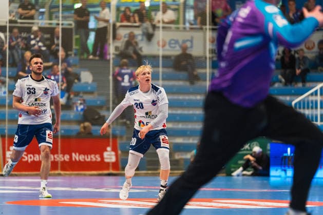 Tim Niclas Schroeder (1.VFL Potsdam, 33) schaut dem Wurf von Tim Hildenbrand (1.VFL Potsdam, 20) auf das leere Tor hinterher TSV Dormagen vs. 1.VFL Potsdam, Handball, 2.HBL, 29.Spieltag, Saison 2025 26, 27.04.2026, TSV Dormagen vs. 1.VFL Potsdam, Handball, 2.HBL, 29.Spieltag, Saison 2025 26, 27.04.2026 Dormagen Copyright: xEibner-Pressefoto LukasxBaldygax EP_LBA