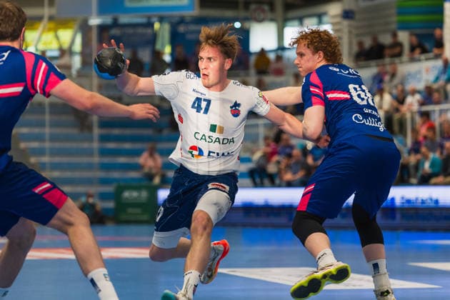 Dustin Kraus (1.VFL Potsdam, 47) mit einem Pass und Zweikampf mit Julius Hein (TSV Bayer Dormagen, 66) TSV Dormagen vs. 1.VFL Potsdam, Handball, 2.HBL, 29.Spieltag, Saison 2025 26, 27.04.2026, TSV Dormagen vs. 1.VFL Potsdam, Handball, 2.HBL, 29.Spieltag, Saison 2025 26, 27.04.2026 Dormagen Copyright: xEibner-Pressefoto LukasxBaldygax EP_LBA