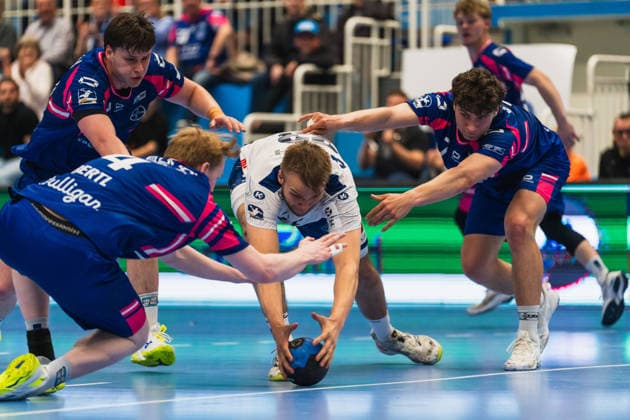 Vinzent Bertl (TSV Bayer Dormagen, 04), Jan Schmidt (TSV Bayer Dormagen, 42) , Tim Niclas Schroeder (1.VFL Potsdam, 33) und Krischa Leis (TSV Bayer Dormagen, 07) tauchen nach dem Ball TSV Dormagen vs. 1.VFL Potsdam, Handball, 2.HBL, 29.Spieltag, Saison 2025 26, 27.04.2026, TSV Dormagen vs. 1.VFL Potsdam, Handball, 2.HBL, 29.Spieltag, Saison 2025 26, 27.04.2026 Dormagen Copyright: xEibner-Pressefoto LukasxBaldygax EP_LBA