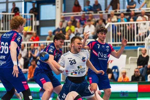 Julius Hein (TSV Bayer Dormagen, 66), Jan Schmidt (TSV Bayer Dormagen, 42) haelt Tim Niclas Schroeder (1.VFL Potsdam, 33) beim Wurf, Krischa Leis (TSV Bayer Dormagen, 07) kommt zu spaet TSV Dormagen vs. 1.VFL Potsdam, Handball, 2.HBL, 29.Spieltag, Saison 2025 26, 27.04.2026, TSV Dormagen vs. 1.VFL Potsdam, Handball, 2.HBL, 29.Spieltag, Saison 2025 26, 27.04.2026 Dormagen Copyright: xEibner-Pressefoto LukasxBaldygax EP_LBA