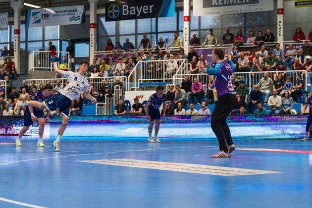 Marvin Siemer (1.VFL Potsdam, 03) beim 7Meter-Wurf gegen Christian Simonsen (TSV Bayer Dormagen, 20) TSV Dormagen vs. 1.VFL Potsdam, Handball, 2.HBL, 29.Spieltag, Saison 2025 26, 27.04.2026, TSV Dormagen vs. 1.VFL Potsdam, Handball, 2.HBL, 29.Spieltag, Saison 2025 26, 27.04.2026 Dormagen Copyright: xEibner-Pressefoto LukasxBaldygax EP_LBA