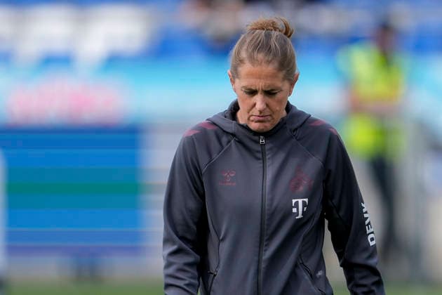 Britta Carlson (Trainerin, Cheftrainerin, 1. FC Köln), Einzelbild, Einzelfoto, Aktion, Action, enttäuscht schauend, Enttäuschung, Frustration, disappointed, pessimistisch, 27.04.2026, Sinsheim (Hoffenheim) (Deutschland), Fussball, Google Pixel Frauen-Bundesliga, TSG 1899 Hoffenheim - 1. FC Köln, DFB DFL REGULATIONS PROHIBIT ANY USE OF PHOTOGRAPHS AS IMAGE SEQUENCES AND OR QUASI-VIDEO.