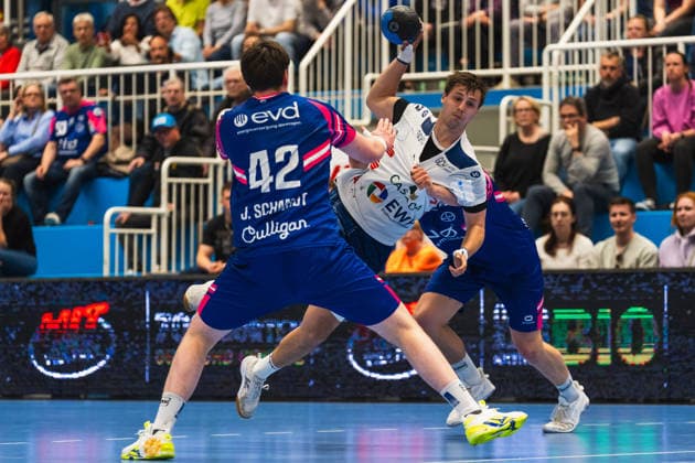 Jan Schmidt (TSV Bayer Dormagen, 42) im Zweikampf mit Markus Mahr (1.VFL Potsdam, 06) der zum Wurf ansetzt TSV Dormagen vs. 1.VFL Potsdam, Handball, 2.HBL, 29.Spieltag, Saison 2025 26, 27.04.2026, TSV Dormagen vs. 1.VFL Potsdam, Handball, 2.HBL, 29.Spieltag, Saison 2025 26, 27.04.2026 Dormagen Copyright: xEibner-Pressefoto LukasxBaldygax EP_LBA