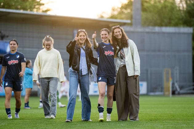 TSG Hoffenheim vs 1. FC Köln, Fussball Frauen Bundesliga, 23. Spieltag 27.04.2026, Dietmar-Hopp-Stadion, Hoffenheim, TSG Hoffenheim vs 1. FC Köln, Fussball Frauen Bundesliga, 23. Spieltag, im Bild Lisann Kaut (TSG Hoffenheim, 04), Chiara Hahn (TSG Hoffenheim, 23), Sophie Lindner (TSG Hoffenheim, 21),