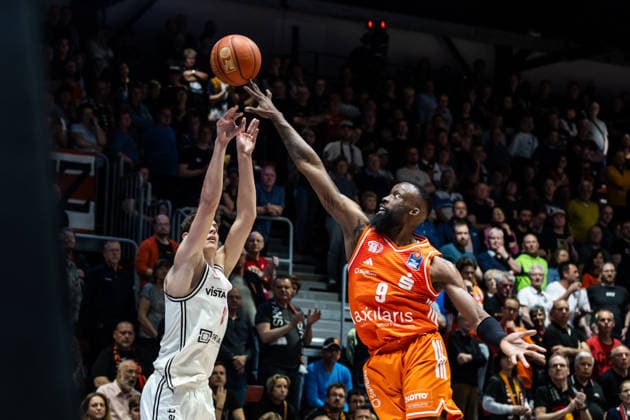 GER, easy-Credit Basketball-Bundesliga, Niners Chemnitz - BMA365 Bamberg Baskets. 27.04.2026, Messe, Chemnitz, GER, easy-Credit Basketball-Bundesliga, Niners Chemnitz - BMA365 Bamberg Baskets. Richard Balint (BMA365 Bamberg Baskets, 11), John Edward Newman III (Niners Chemnitz, 9) Foto Alexander Trienitz Chemnitz Messe Sachsen Deutschland