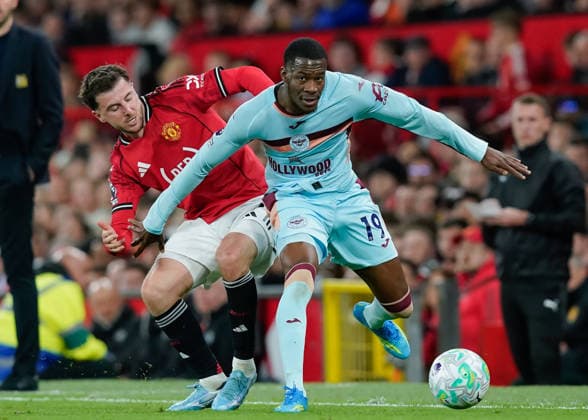 Manchester, England, 27th April 2026. Dango Ouattara of Brentford holds off a challenge from Mason Mount of Manchester United, ManU during the Manchester United vs Brentford Premier League match at Old Trafford, Manchester. Picture credit should read: Andrew Yates Sportimage EDITORIAL USE ONLY. No use with unauthorised audio, video, data, fixture lists, club league logos or live services. Online in-match use limited to 120 images, no video emulation. No use in betting, games or single club league player publications. SPI_062_AY_MANCHESTER_UNITED_V_BRENTFORD SPI-4740-0062