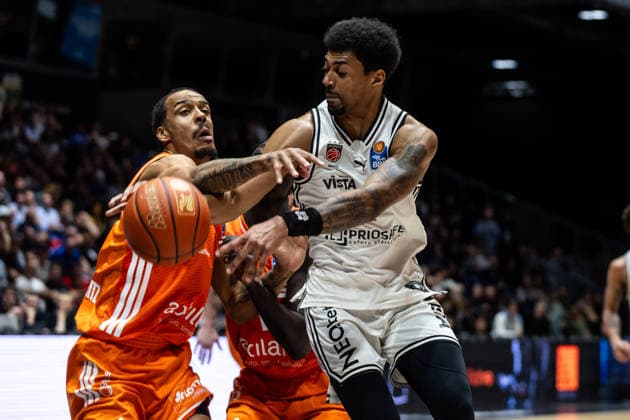 GER, easy-Credit Basketball-Bundesliga, Niners Chemnitz - BMA365 Bamberg Baskets. 27.04.2026, Messe, Chemnitz, GER, easy-Credit Basketball-Bundesliga, Niners Chemnitz - BMA365 Bamberg Baskets. Ibi Watson (BMA365 Bamberg Baskets, 2), Kevin Yebo (Niners Chemnitz, 0) Foto Alexander Trienitz Chemnitz Messe Sachsen Deutschland