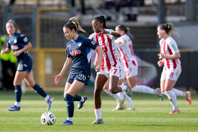 v.li.: Janna Grimm (TSG, 26), Lydia Andrade (Köln, 17), Zweikampf, Spielszene, Duell, duel, tackle, tackling, Dynamik, Action, Aktion, 27.04.2026, Sinsheim (Hoffenheim) (Deutschland), Fussball, Google Pixel Frauen-Bundesliga, TSG 1899 Hoffenheim - 1. FC Köln, DFB DFL REGULATIONS PROHIBIT ANY USE OF PHOTOGRAPHS AS IMAGE SEQUENCES AND OR QUASI-VIDEO.